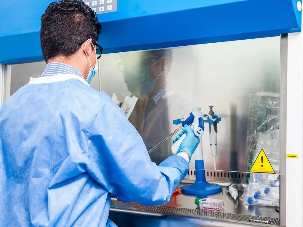 Técnico realizando inspeção em equipamento laboratorial